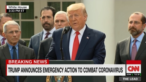 도널드 트럼프 미국 대통령의 코로나19 대응 국가비상사태 선포를 중계하는 CNN 뉴스 갈무리.