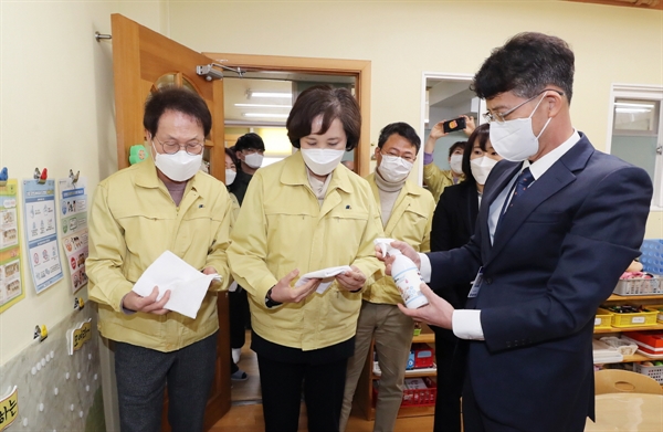 유은혜 교육부장관이 최근 서울지역 한 학교를 방문해 안전 상태를 살펴보고 있다.