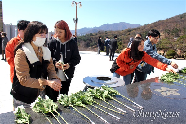 3.15의거 60주년을 앞두고 '적폐청산과 민주사회건설 경남운동본부'는 14일 오전 국립3.15민주묘지를 찾아 참배했다.