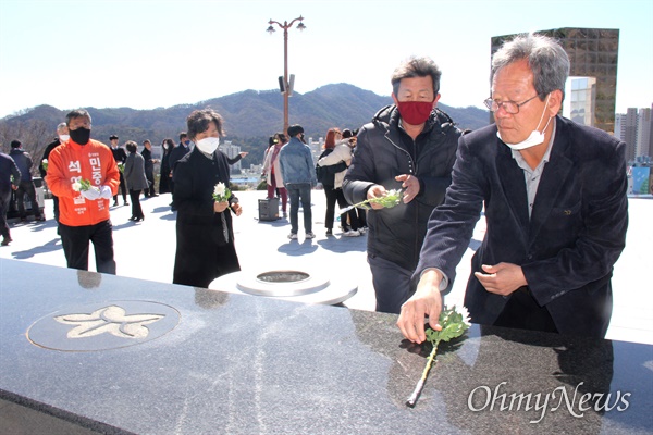  3.15의거 60주년을 앞두고 '적폐청산과 민주사회건설 경남운동본부'는 14일 오전 국립3.15민주묘지를 찾아 참배했다.