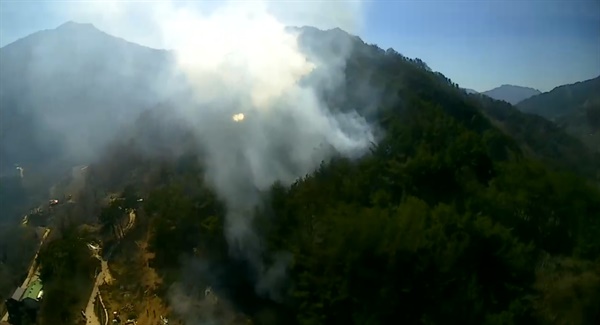 경남 함양군 휴천면 운서리 산에서 화재 발생.