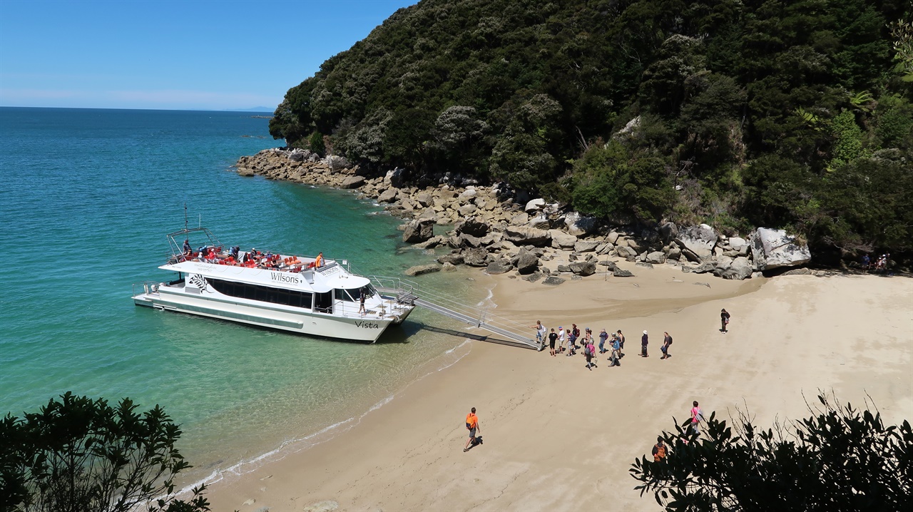 아벌 타스만 해안 트랙은 하루 걷기 여행도 가능하다. 배를 타고 일일관광을 즐기는 사람들의 모습. 