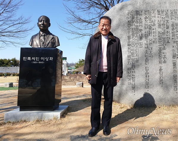 홍준표 전 자유한국당 대표가 14일 오후 대구 수성구 두산동 수성못 상화동상 앞에서 사진을 찍어 자신의 SNS에 올렸다. 홍 전 대표는 오는 17일 이곳에서 수성을 출마를 선언하겠다고 밝혔다.