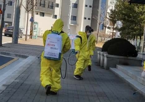  아파트와 놀이터 등 다중이용시설을 중심으로 방역활동에 나선 자원봉사자들은, 소독제를 이용해 출입문과 계단 손잡이 등을 직접 닦기도 했다.