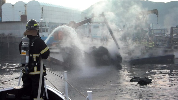 거제시 하청면 하청리 해상에 계류해 있던 선박에서 화재가 발생했다.