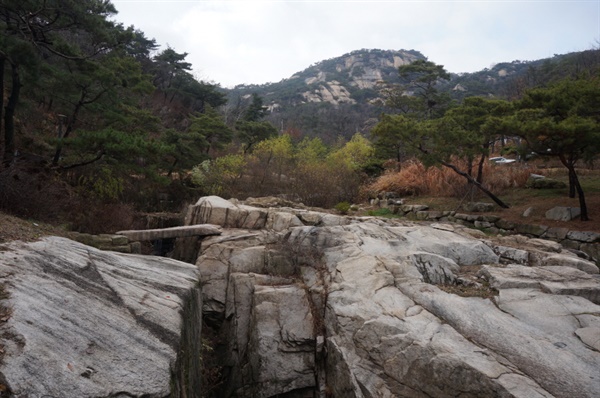 인왕산의 기린교와 비해당 터 서촌에서 인왕산 밑의 풍광이 아름다웠던 수성동계곡으로 유명하며 태조의 셋째 아들 안평대군이 시인묵객들과 시를 논하고 그림을 그렸던 비해당이 있던 곳이다, 이 공간을 겸재 정선은 <수성동>에서 빼어난 절경을 ‘진경산수화’로 표현했다.   
