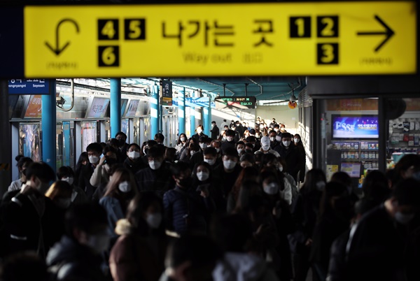 12일 오전 마스크를 쓴 시민들이 서울 신도림역을 통해 출근하고 있다.