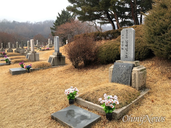 국립서울현충원 장군1묘역 최상단에는 국공인 친일파 김백일의 묘가 있다. 그의 묘에 서면 한강과 서울현충원을 내려다 볼 수 있다.