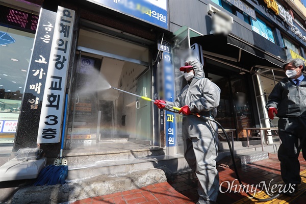 16일 오전 코로나19 확진자가 집단 발생해 일시 폐쇄된 성남시 수정구 은혜의 강 교회 주변에서 구청 관계자들이 방역작업을 벌이고 있다.