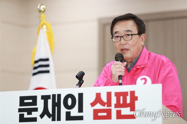 서병수 전 부산시장이 16일 미래통합당 부산시당사 대회의실에서 4.15 총선 부산진갑 출마를 공식 발표하고 있다. 