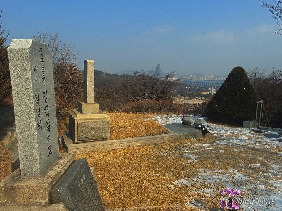 독립군 잡던 친일파, 국군의 영웅으로 기억되다
친일파 김백일의 묘는 일본 만주군 출신 박정희 대통령의 묘역 앞쪽에 자리한 장군1묘역 최상단에 자리잡고 있다. 김백일의 무덤에 서면 현충원 전경과 쭉 뻗은 한강을 내려다 볼 수 있다.