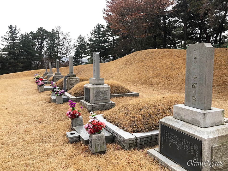 대한민국 초대 육군참모총장 이응준과 3대 육군참모총장 신태영이 잠든 묘역. 바로 아래쪽에 애국지사와 임시정부 요인들의 묘역이 조성됐다.
