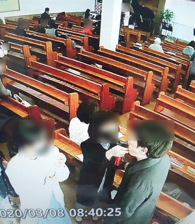 코로나19 대규모 확진 환자가 발생한 성남 '은혜의 강' 교회에서 예배 참석자들에게 분무기 통에 소금물을 담아 입 등에 분사하는 장면