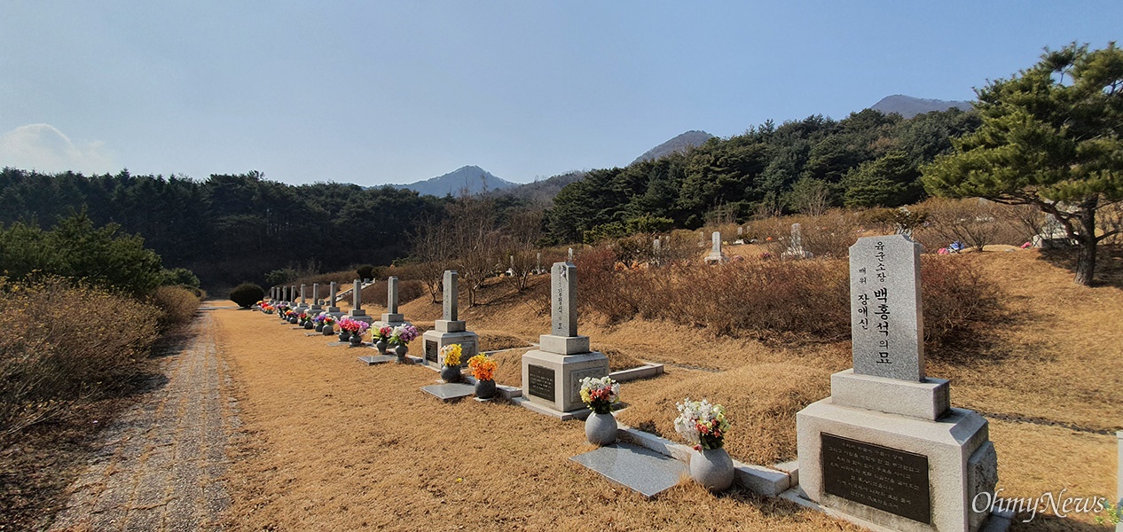 국립대전현충원 상징인 현충탑을 끼고 우측으로 난 길을 따라 들어가면 역삼각 형태로 배치된 장군1묘역이 나온다. 여기에 김창룡의 묘가 있다.