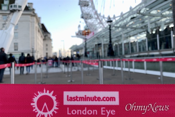   지난 3월 13일 영국 런던의 주요 관광지인 '런던 아이(London Eye)' 평상시에도 관광객으로 붐비는 이곳은 최근 들어 방문객이 크게 줄어들었다. 이날도 일부 단체 학생들의 관람객만 눈에 띄었다.