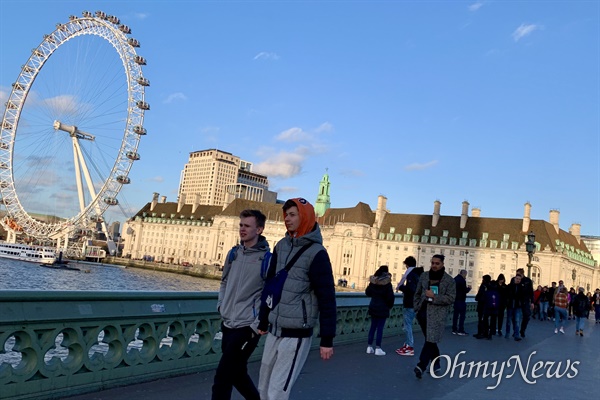 코로나바이러스19 가 유럽 전 지역으로 확산되고 있다. 지난 3월 14일 오후 영국 런던 웨스트민스터 다리 위. 건너편에 '런던 아이(London Eye)'를 비롯해 평상시에도 많은 시민과 관광객으로 붐비는 곳이지만, 코로나19의 여파 등으로 관람객은 크게 줄었다.