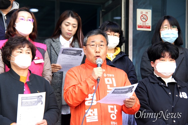  민중당 석영철 국회의원선거 예비후보(창원성산)는 17일 오전 창원노동복지회관 앞에서 기자회견을 열어 "노동정책과 두산중공업 구조조정, 고용위기에 대한 창원성산 노동계 출신 후보의 텔레비전 토론회"를 제안했다.