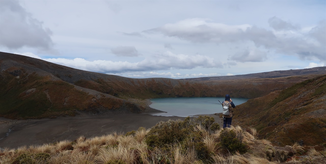 화산 활동으로 만들어진 타마 호수. 600년 전 이 호수를 처음으로 오른 마오리 부족장 타마티아의 이름을 따서 만들었다. ‘무작정’ 걷다가 만난 보물이다. 
