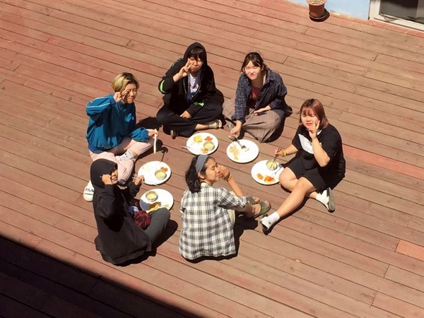 꿈틀리인생학교에서는 날씨 좋은 날은 밖에서 식사합니다.