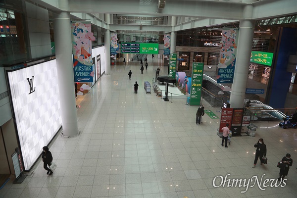 '코로나19' 세계적 대유행(팬데믹) 사태의 영향으로 17일 오후 인천국제공항 면세점이 한산한 모습을 보이고 있다.