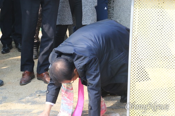 홍준표 전 자유한국당 대표가 17일 오후 대구 수성못 상화동산에서 무소속으로 수성구을 출마를 선언한 후 시민들에게 큰절을 하고 있다.