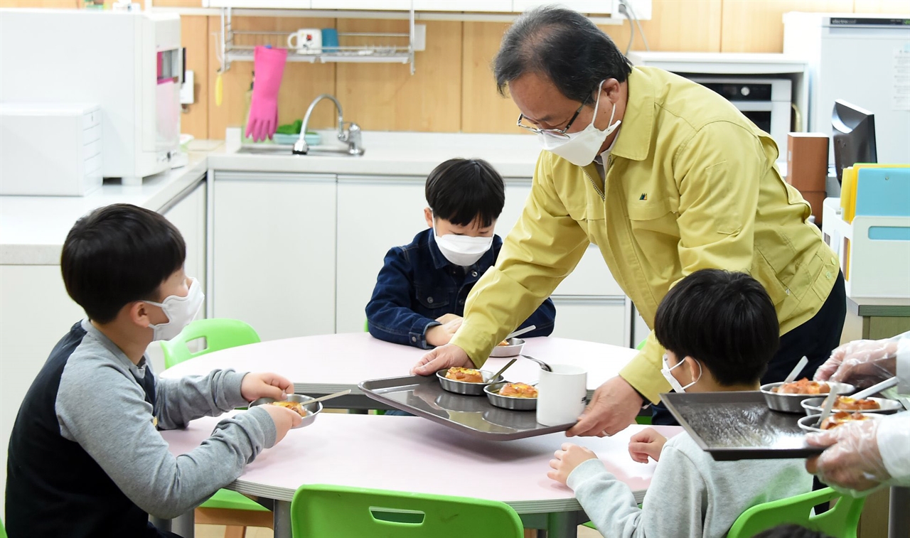 김석준 부산시 교육감이 이달 초 개학 연기에 따른 초등학교 긴급돌봄 현장을 방문해 함께 배식을 하고 있다.