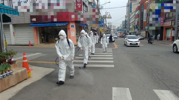  17일, 포근한 날씨에도 방역복과 마스크를 쓰고, 무거운 소독통을 메고 직원들과 지원나온 군인들이 방역작업에 나서고 있다.