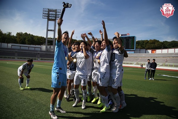  전국체전 고등부 우승을 차지한 뒤 기뻐하는 인천U-18 선수들