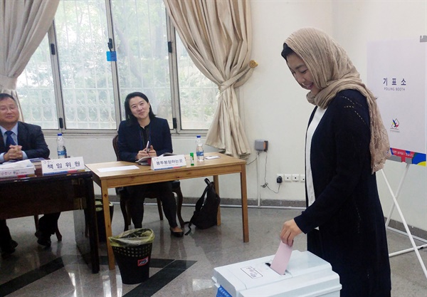지난 2017년 4월 27일(현지 시각) 이란 주테헤란 한국대사관에서 제19대 대통령 선거 재외국민투표가 열리고 있다. 