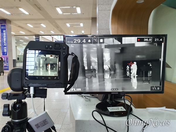 코로나19 관련 발열 카메라 검사 모습.