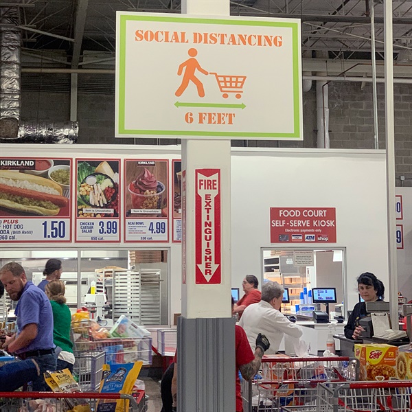 미국 상점들에도 사회적 거리두기를 강조하는 안내판이 등장하고 있다. 