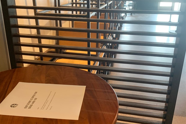 미국 텍사스주에 있는 한 스타벅스 매장의 모습. 코로나19의 여파로 매장 사용을 막기 위해 의자를 모두 치운 채 테이블 위에는 테이크 아웃만 가능하다는 안내문을 올려놓았다.