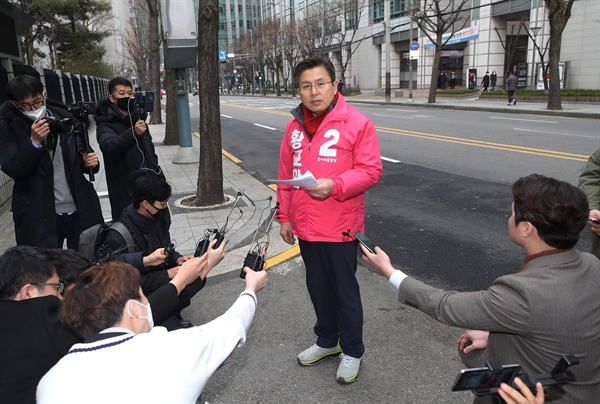 황교안 미래통합당 대표가 17일 오후 종로구 주한중국문화원 앞 거리에서 광화문광장 관련 공약을 발표하고 있다.