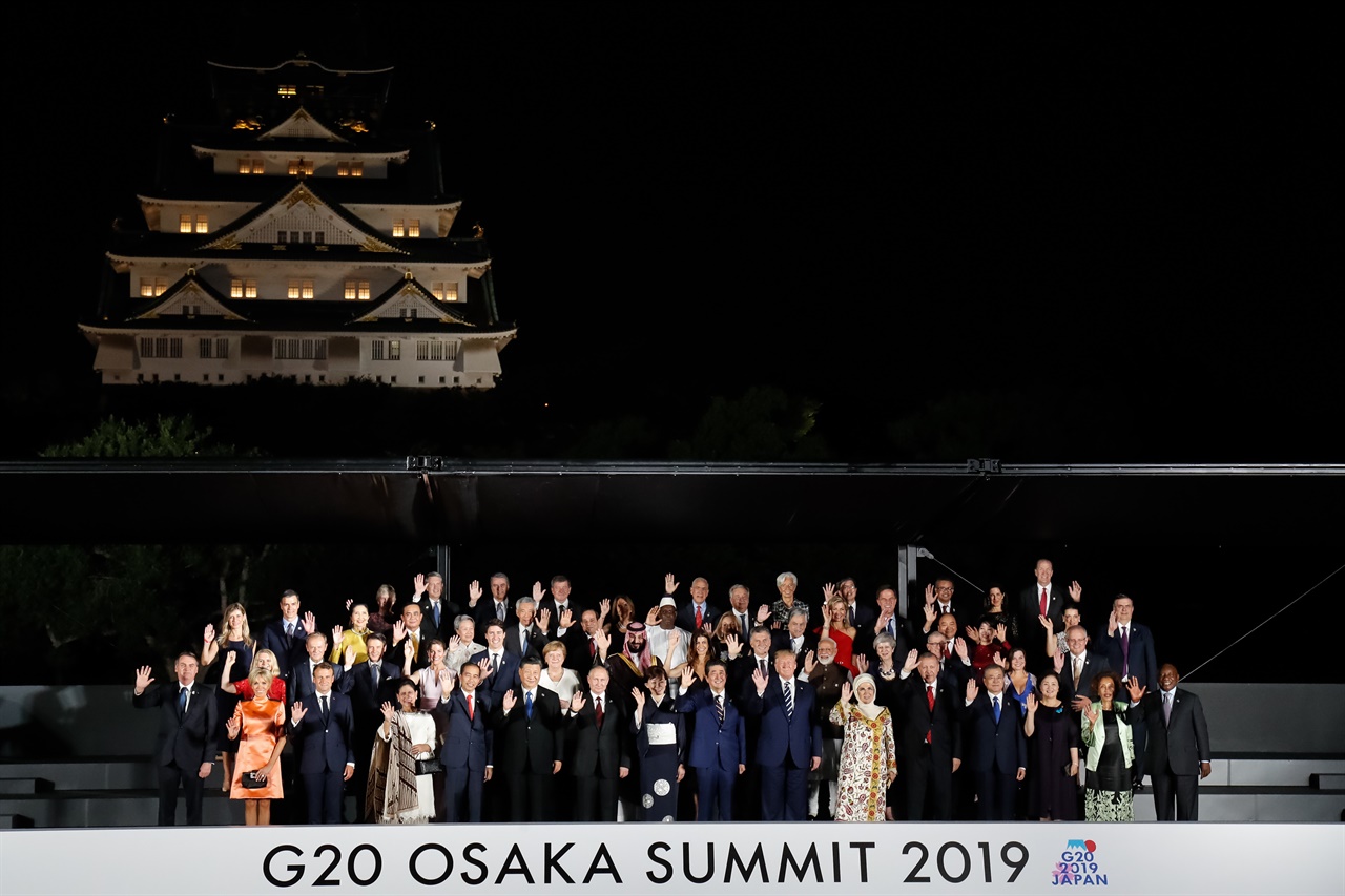 지난해 오사카 G20 정상회의 참석자들. 이른바 6차수 분리설에 따르면 사진 속 참석자들과 한국의 보통 사람들이 평균적으로 여섯 다리를 건너면 서로 아는 사람들로 이어진다. 