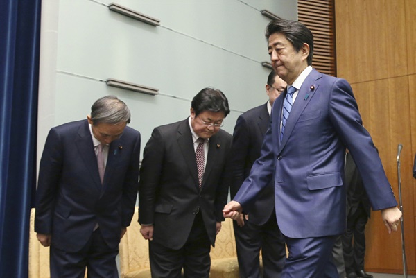 기자회견장 입장하는 아베 일본 총리가 14일 오후(현지시간) 일본 총리관저에서 기자회견장에 입장하고 있다.