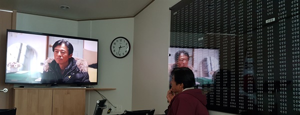 사진은 지난 14일 태안민간인희생자유족회 사무실에서 열린 영화 '태안'의 기술시사회. 영상이 김영오씨와 태안민간인희생자 명단에 반사돼 묘한 느낌마저 주고 있다.
