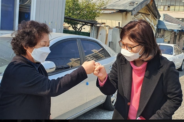 양금희 미래통합당 대구 북구갑 국회의원 예비후보(오른쪽)가 지역 유권자들을 만나 손으로 인사하고 있다.