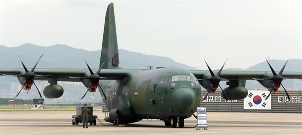 공군 C-130J 수송기
