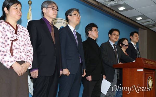 플랫폼정당 '시민을위하여' 우희종 · 최배근 공동대표가 18일 오후 서울 여의도 국회 정론관에서 기자회견을 열고 "17일 가자환경당, 기본소득당, 시대전환, 평화인권당, 더불어민주당과 함께 비례연합정당 협약을 체결했다"며 "당명은 '더불어시민당'으로 하기로 했다"고 밝혔다.