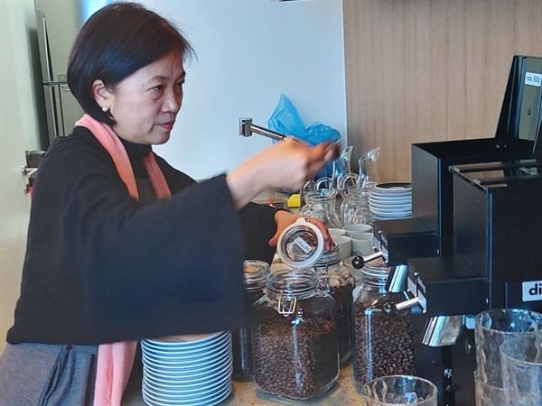 곧 문을 열 '장도아트카페' 운영자 이혜란씨가 카페의 커피를 점검하고 있다.

