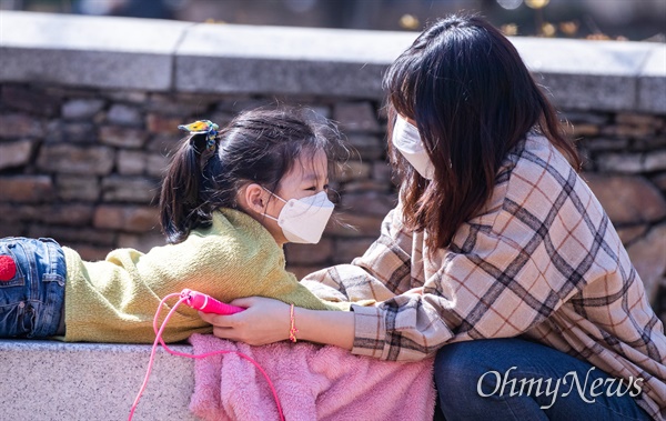 어린이들이 3월 18일 오후 서울 양천구 목동의 한 공원에서 마스크를 쓰고 친구들과 어울려 즐거운 시간을 보내고 있다. 