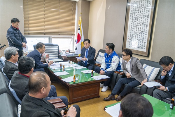  더불어민주당 부산시당 김영춘 선대위원장과 박성현 수석 대변인 등이 18일 전국택시산업노조 부산본부를 찾아 승객 급감 등 코로나19 관련 대책을 의논하고 있다.