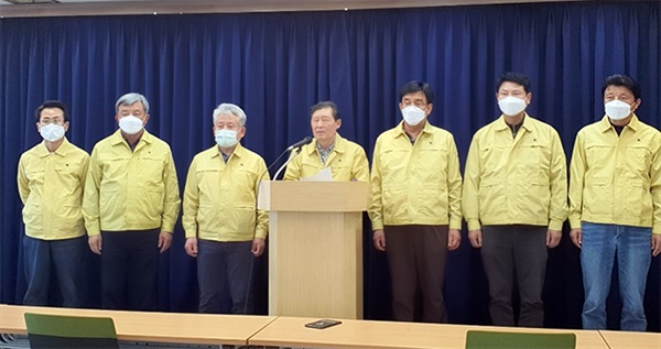 18일 강원 강릉시의회 소속 의원들이 강릉시청 프레스센터에서 권성동 의원 지지와 탈당을 선언하고 있다.