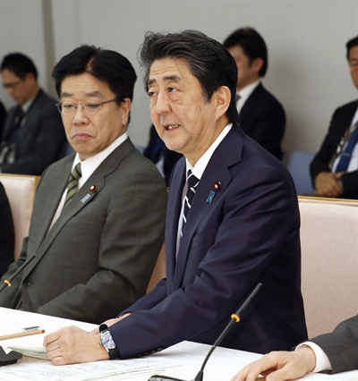 아베 신조(安倍晋三) 일본 총리는 지난 5일 도쿄 총리관저에서 열린 코로나19 대책본부 회의에서 "중국·한국으로부터의 입국자에 대해 검역소장이 지정한 장소에서 2주간 대기하고 국내 대중교통을 사용하지 말 것을 요청한다"고 밝혔다. 