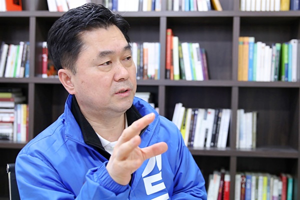 재선에 도전하는 김종민 의원이 논산시 내동 자신의 선거사무실에서 21대 총선 공약을 설명하고 있다