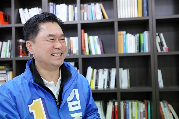 21대 총선 더불어민주당 논산계룡금산 지역구에서 공천을 받은 김종민 의원이 인터뷰 도중 환하게 웃고 있다