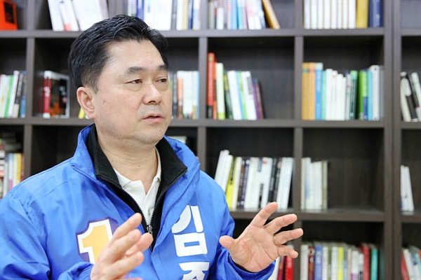 재선에 도전하는 더불어민주당 김종민 의원이 21대 총선과 관련된 인터뷰에서 4년간의 의정활동을 설명하고 있다.