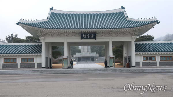 국립서울현충원의 상징인 현충탑 바로 뒤쪽에는 친일파 김홍준의 위패가 봉안돼 있다.