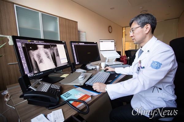 김홍빈 분당서울대병원 감염내과 교수가 코로나 9 감염 환자의 폐 상태 엑스레이 화면을 설명하고 있다.
