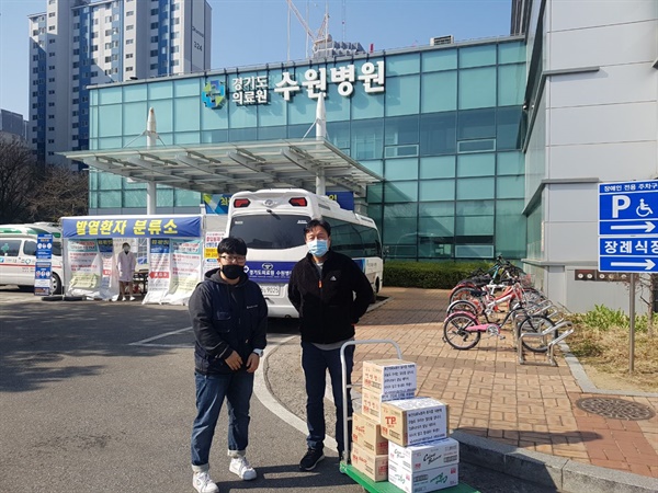 화섬식품노조 성평등위원회(위원장 임종린 파리바게뜨지회장)가 18일 경기도의료원 수원병원에 간식을 지원했다.